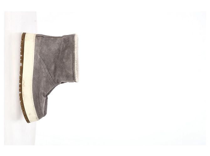 Prada Winter Stiefeletten aus grauem Wildleder mit Shearling-Futter Weiß Roh - Ansicht 7