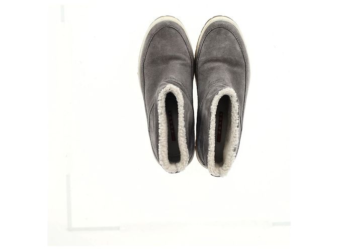 Prada Winter Stiefeletten aus grauem Wildleder mit Shearling-Futter Weiß Roh - Ansicht 9