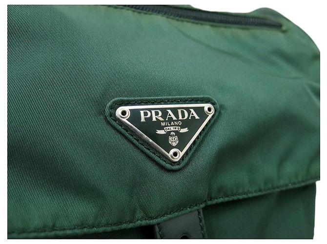 Borsa a tracolla Prada in nylon tessuto verde scuro con logo e fibbia - vista 8