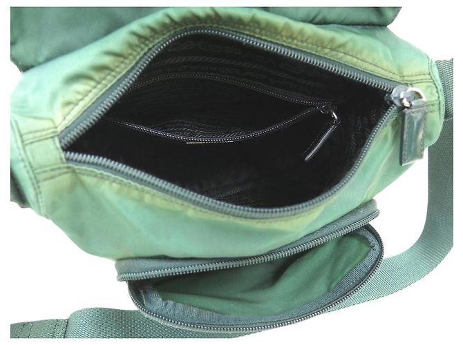 Borsa a tracolla Prada in nylon tessuto verde scuro con logo e fibbia - vista 9