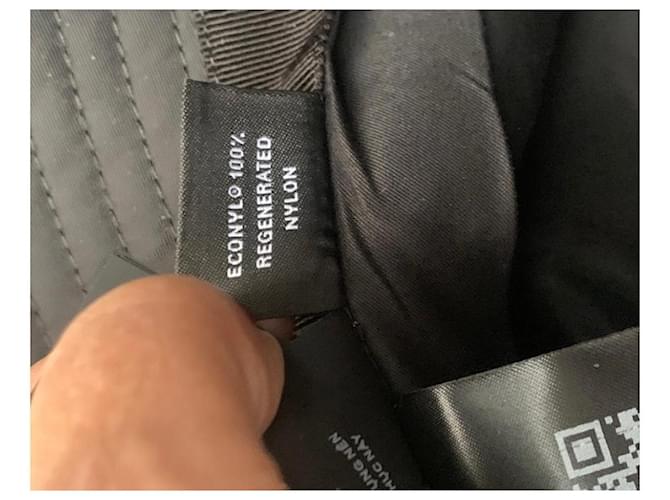 Cappello Bucket Prada Re-Nylon Nero con Borchie - vista 7