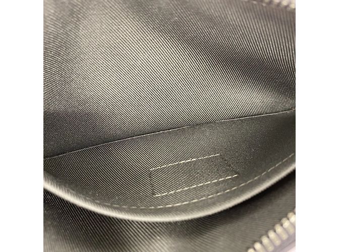 Pochette Apollo PM Vivienne Monogram Eclipse di Louis Vuitton Nero - vista 8