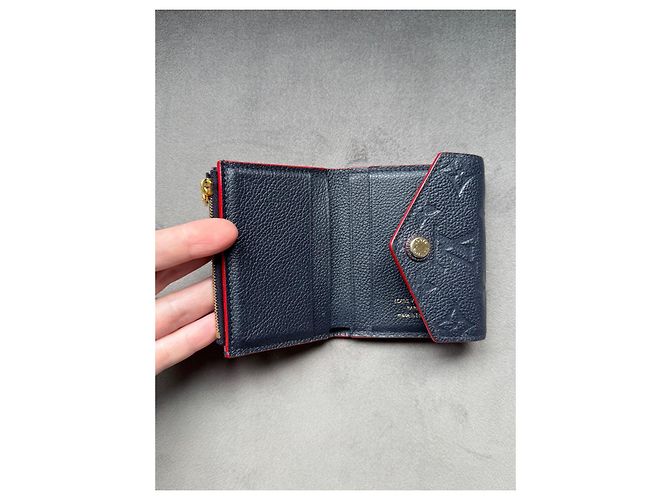 Portafoglio Louis Vuitton Zoe Monogram Empreinte Pelle Blu Navy Blu scuro - vista 8