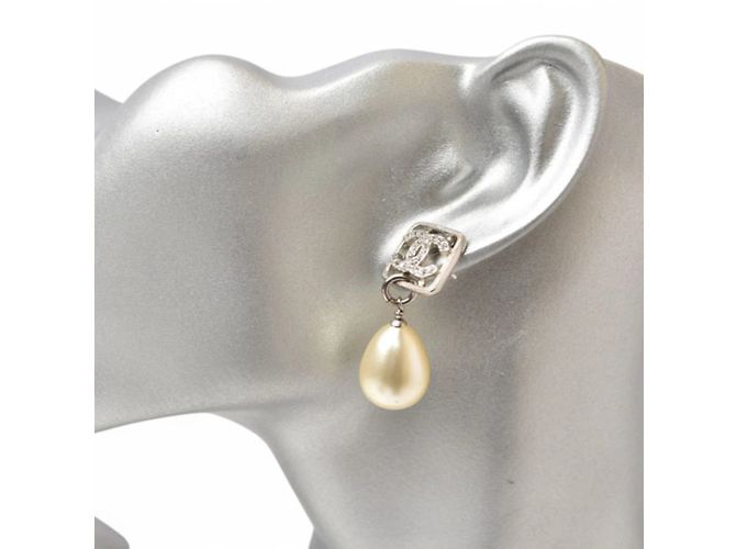 Boucles d'oreilles à clou motif CC de Chanel Argenté - vue 6