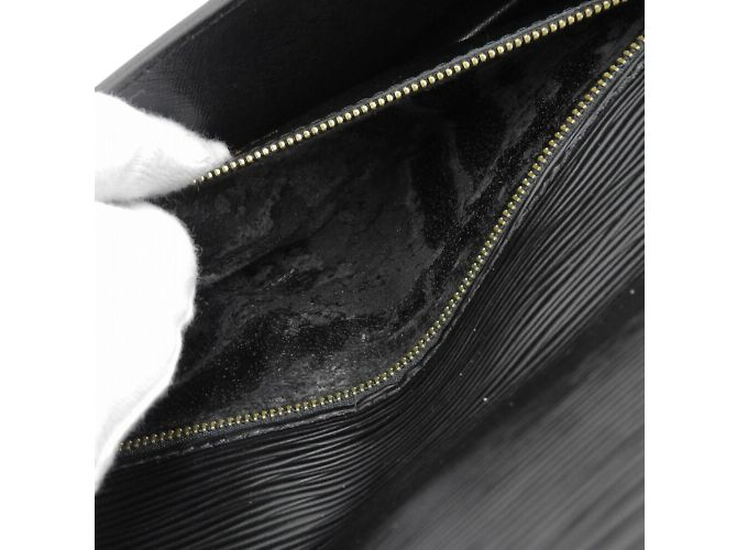 Borsa Clutch Epi Serie Dragonne M52612 di Louis Vuitton Nero - vista 8