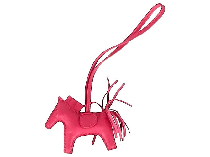 Charm Rodeo PM da Hermès em couro rosa - vista 2