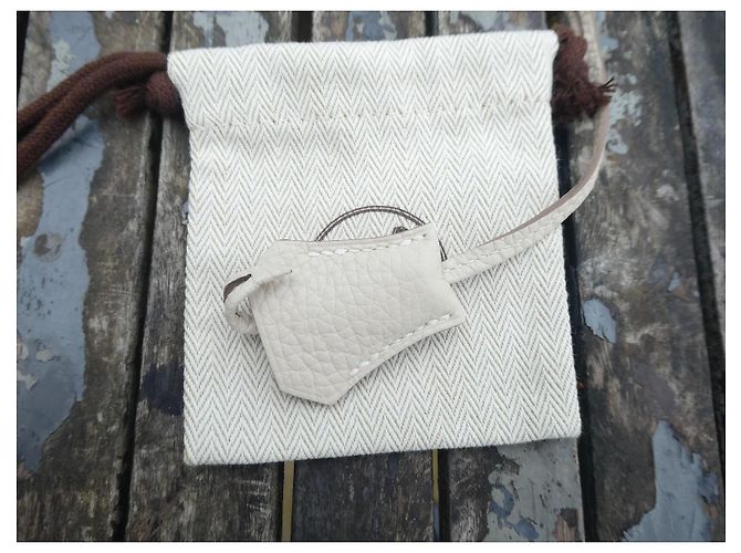 Clochette e tiretta Hermès in pelle togo bianco gesso, lunghezza 21 cm Bianco sporco - vista 3