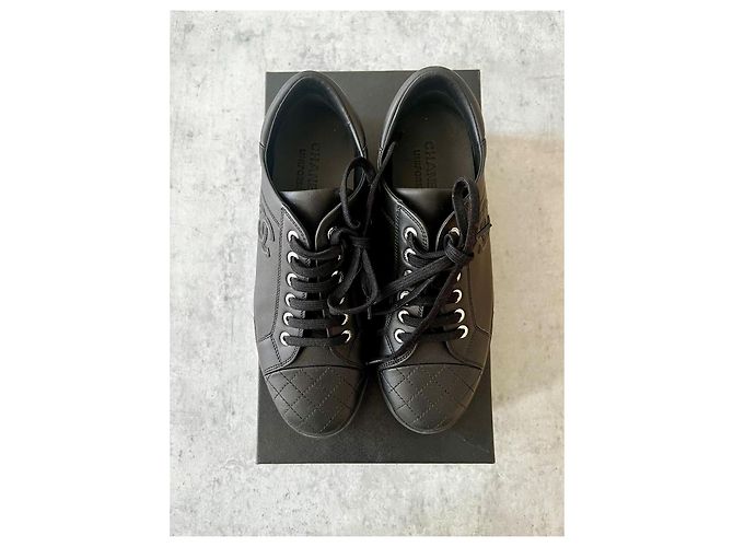 Sneaker Chanel in pelle di vitello nera con logo CC Nero - vista 3