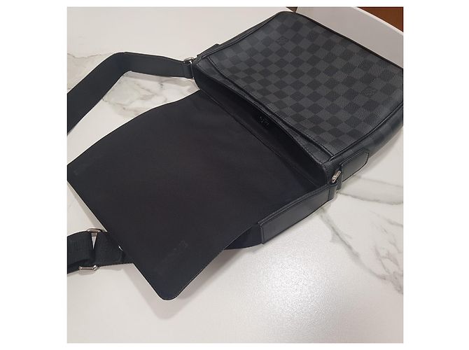 Borsa a spalla Louis Vuitton Messenger District PM Damier Graphite Grigio - vista 14