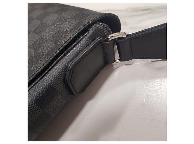 Borsa a spalla Louis Vuitton Messenger District PM Damier Graphite Grigio - vista 16