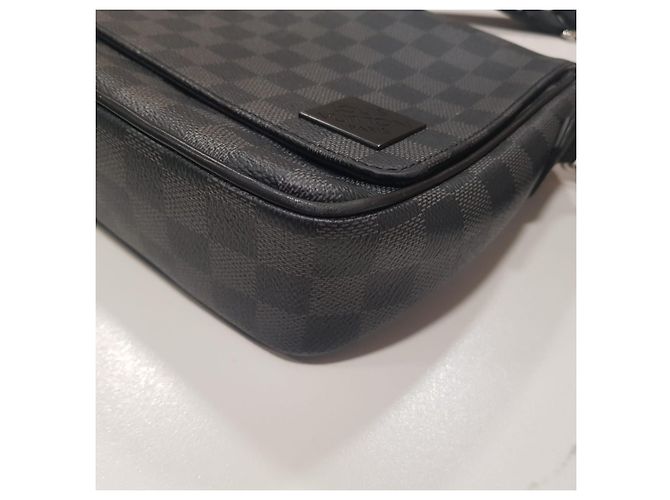 Borsa a spalla Louis Vuitton Messenger District PM Damier Graphite Grigio - vista 17