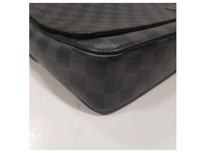Borsa a spalla Louis Vuitton Messenger District PM Damier Graphite Grigio - vista 18