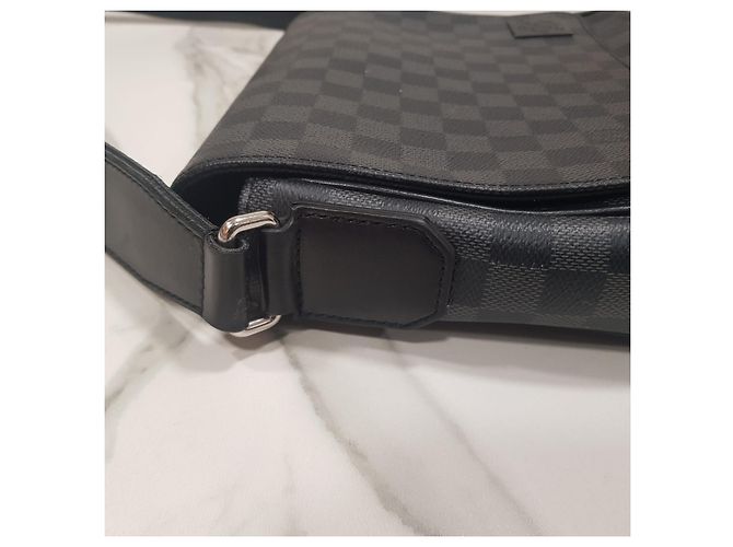 Borsa a spalla Louis Vuitton Messenger District PM Damier Graphite Grigio - vista 19
