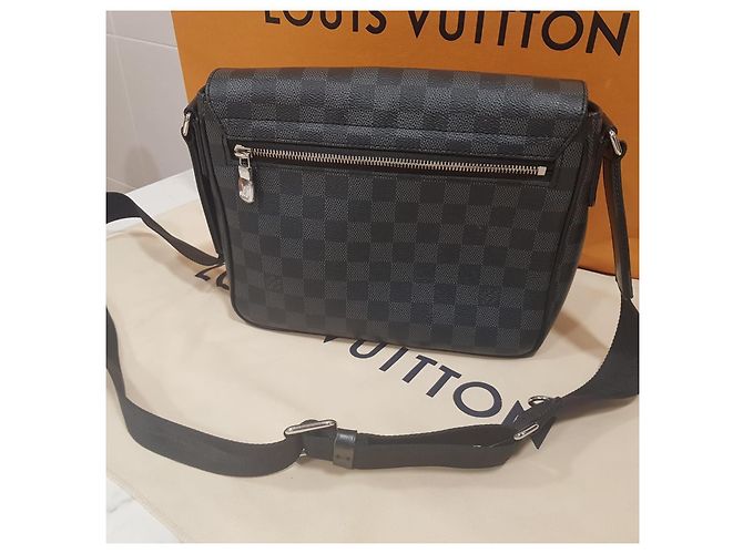 Borsa a spalla Louis Vuitton Messenger District PM Damier Graphite Grigio - vista 2