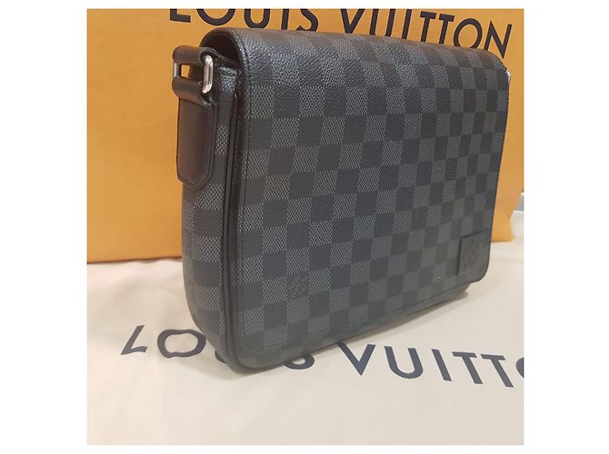 Borsa a spalla Louis Vuitton Messenger District PM Damier Graphite Grigio - vista 3