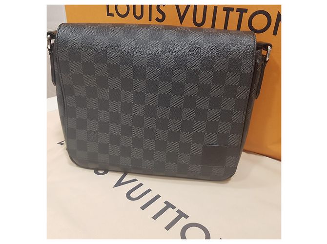 Borsa a spalla Louis Vuitton Messenger District PM Damier Graphite Grigio - vista 4