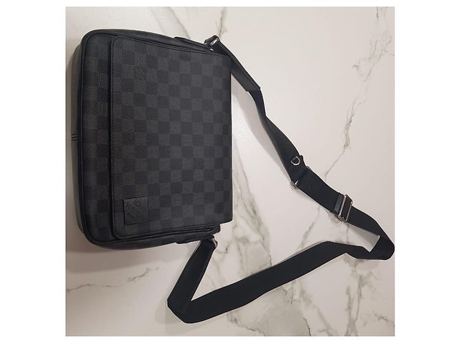Borsa a spalla Louis Vuitton Messenger District PM Damier Graphite Grigio - vista 5