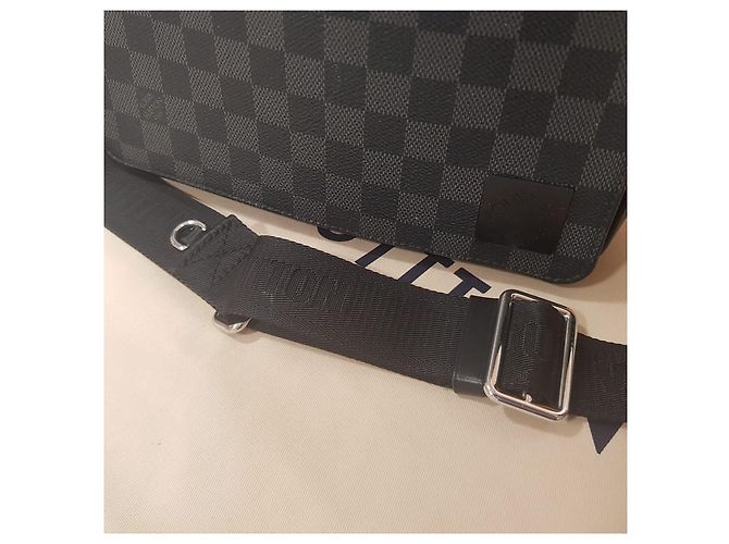 Borsa a spalla Louis Vuitton Messenger District PM Damier Graphite Grigio - vista 7