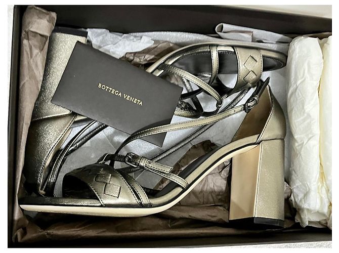 Bottega Veneta Sandali con tacco argento con design intrecciato - vista 12