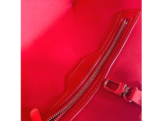 Borsa a tracolla Louis Vuitton Monogram Vernis Avalon MM Rosso - vista 13