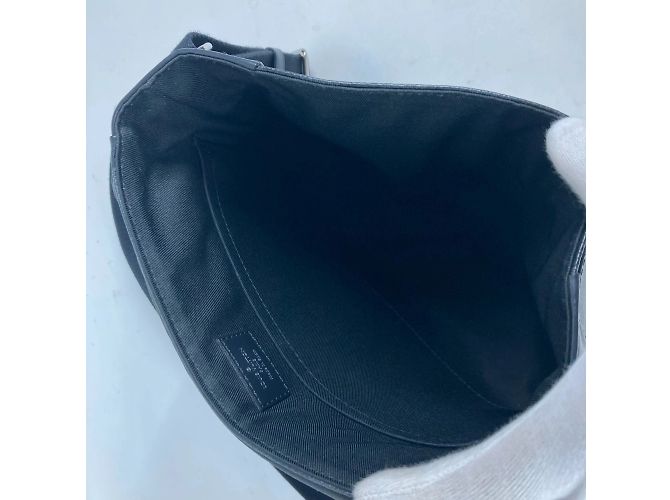 Borsa a tracolla Louis Vuitton Damier Graphite District PM NM Nero - vista 10