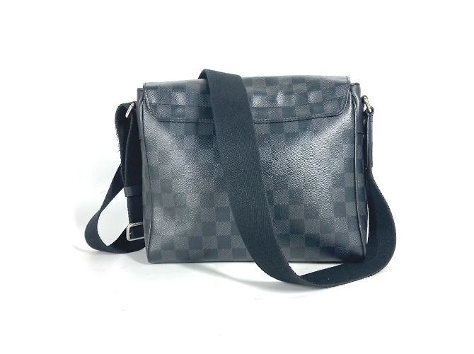 Borsa a tracolla Louis Vuitton Damier Graphite District PM NM Nero - vista 2