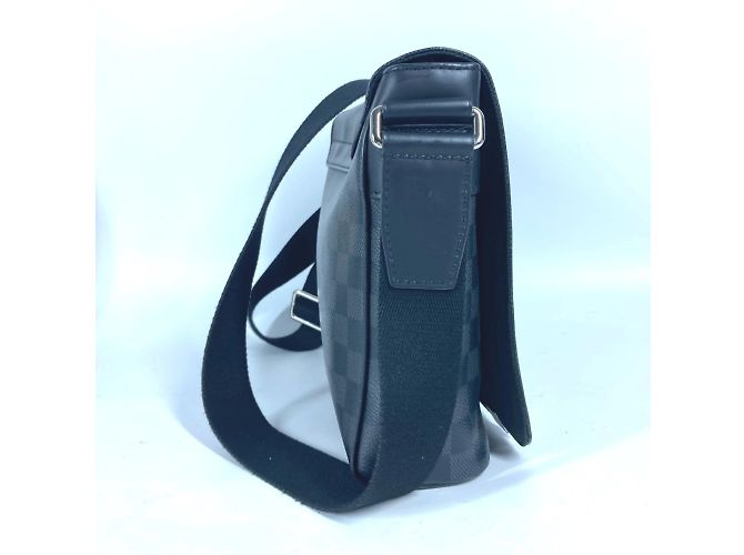 Borsa a tracolla Louis Vuitton Damier Graphite District PM NM Nero - vista 3