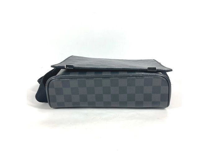Borsa a tracolla Louis Vuitton Damier Graphite District PM NM Nero - vista 5
