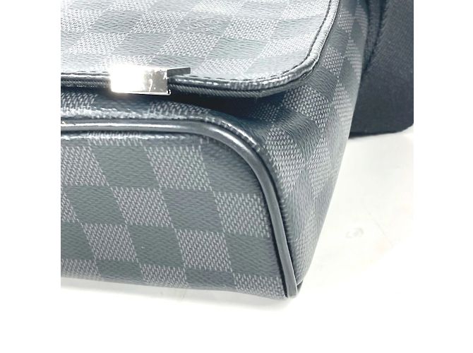 Borsa a tracolla Louis Vuitton Damier Graphite District PM NM Nero - vista 6