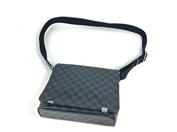 Borsa a tracolla Louis Vuitton Damier Graphite District PM NM Nero - vista 8