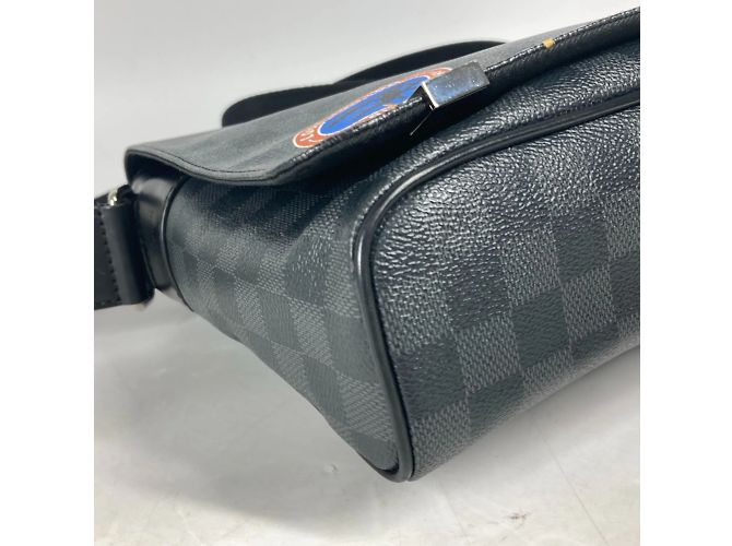 Borsa District PM Louis Vuitton Damier Graphite Stickers Nero - vista 7