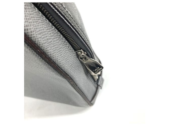 Borsa Louis Vuitton Taiga Neo Igor Marrone - vista 10