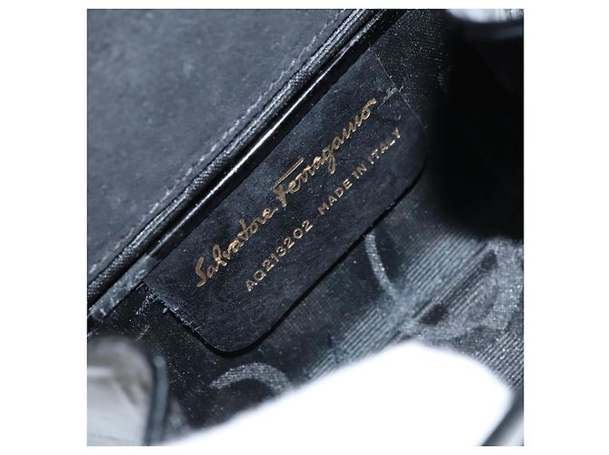 Borsa a spalla Vala Chain di Salvatore Ferragamo in smalto nero e oro Auth hk2388 D'oro - vista 12