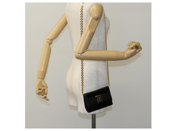 Borsa a spalla Vala Chain di Salvatore Ferragamo in smalto nero e oro Auth hk2388 D'oro - vista 20
