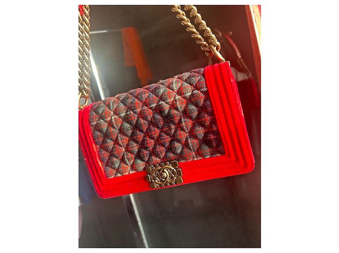 Borsa Chanel Boy Medium in velluto con finiture oro Gold hardware - vista 12