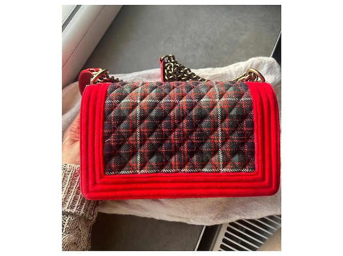 Borsa Chanel Boy Medium in velluto con finiture oro Gold hardware - vista 3