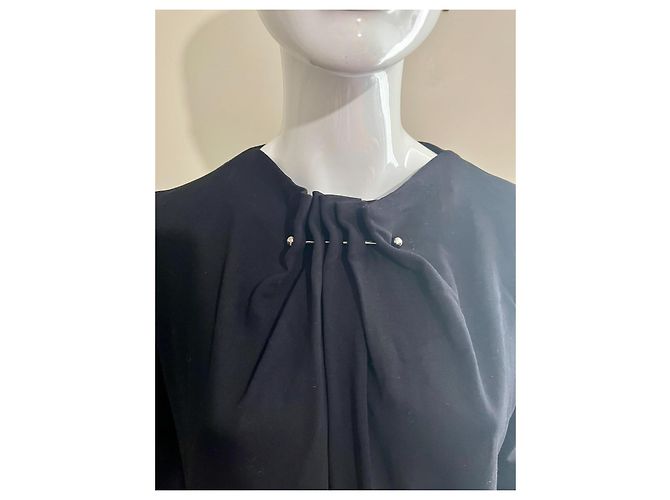 Escada Schwarzes Viskose-Jersey-Kleid mit Nadel am Hals - Ansicht 2