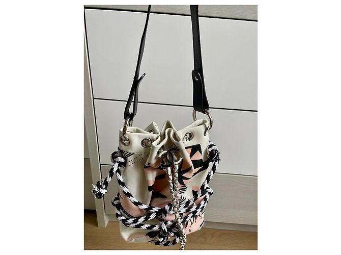 Timeless Borsa a secchiello Chanel in pelle rosa - vista 2
