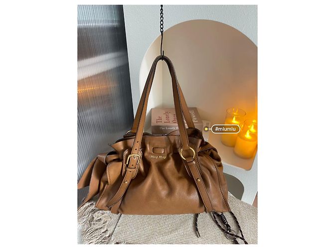 Borsa Tote Miu Miu con Fiocco in Pelle Martellata Caramello Marrone Beige Castagno Cammello - vista 4