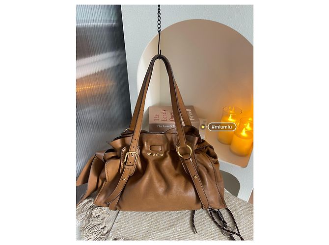 Borsa Tote Miu Miu con Fiocco in Pelle Martellata Caramello Marrone Beige Castagno Cammello - vista 5