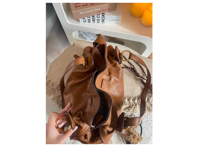 Borsa Tote Miu Miu con Fiocco in Pelle Martellata Caramello Marrone Beige Castagno Cammello - vista 7