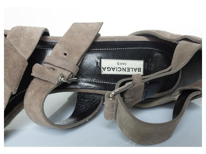 Balenciaga, sandalo con zeppa in suede grigio - vista 7