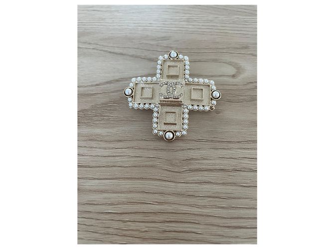 Spilla Chanel a Croce Metallo Oro Champagne D'oro - vista 2