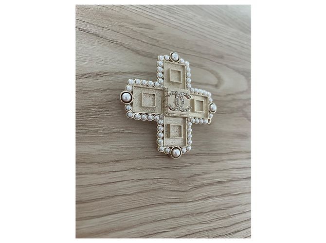 Spilla Chanel a Croce Metallo Oro Champagne D'oro - vista 3