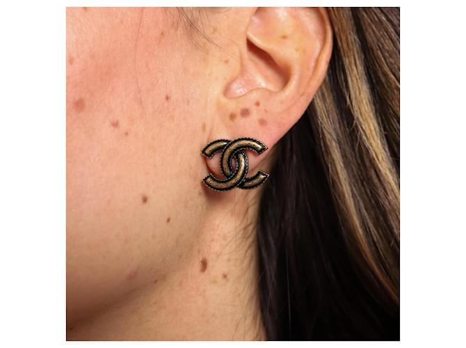 Orecchini Chanel CC oro invecchiato e ottone nero D'oro - vista 3