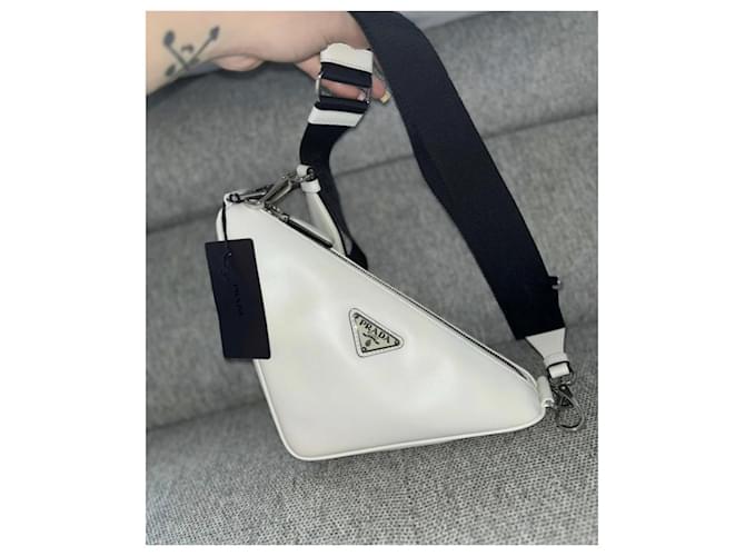 Bolsa Triangular Prada de Couro Branco - vista 3