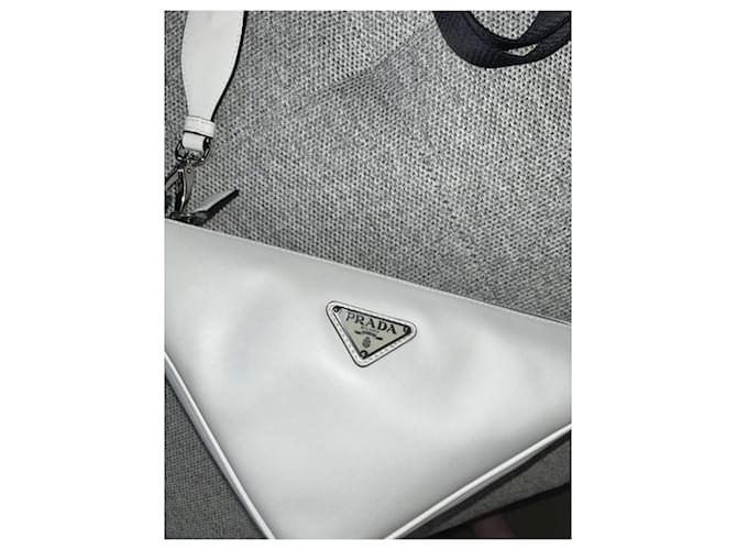 Bolsa Triangular Prada de Couro Branco - vista 4