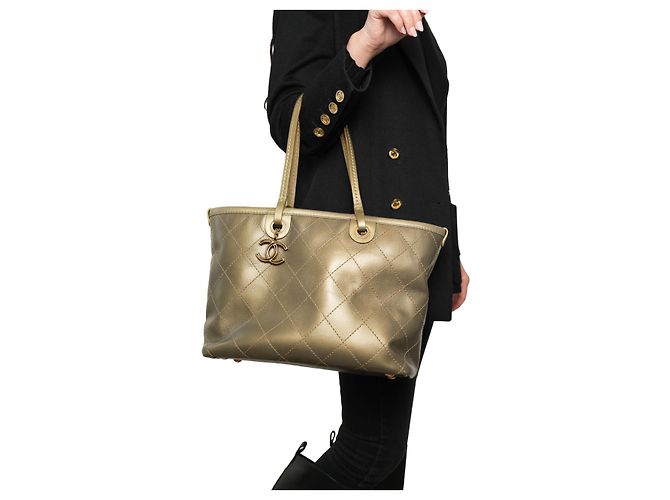 Borsa tote Chanel in pelle khaki iridescente D'oro - vista 3