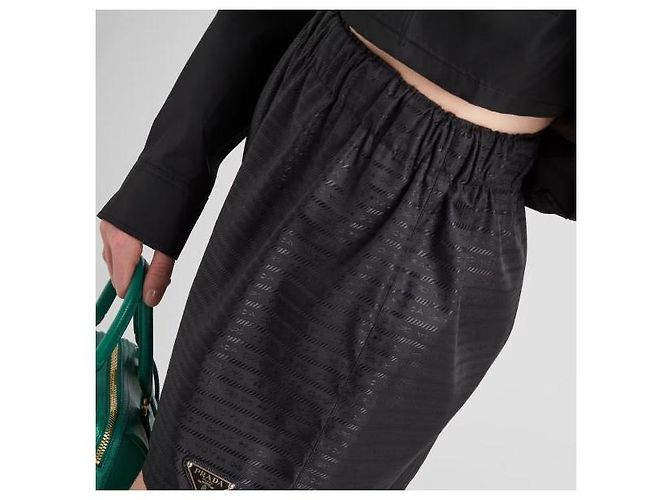 Bermuda de nylon preto Prada 38 - vista 2