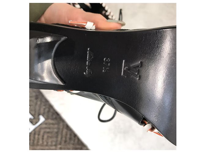 Sandali LOUIS VUITTON T.EU 37.5 Pelle Nero - vista 5